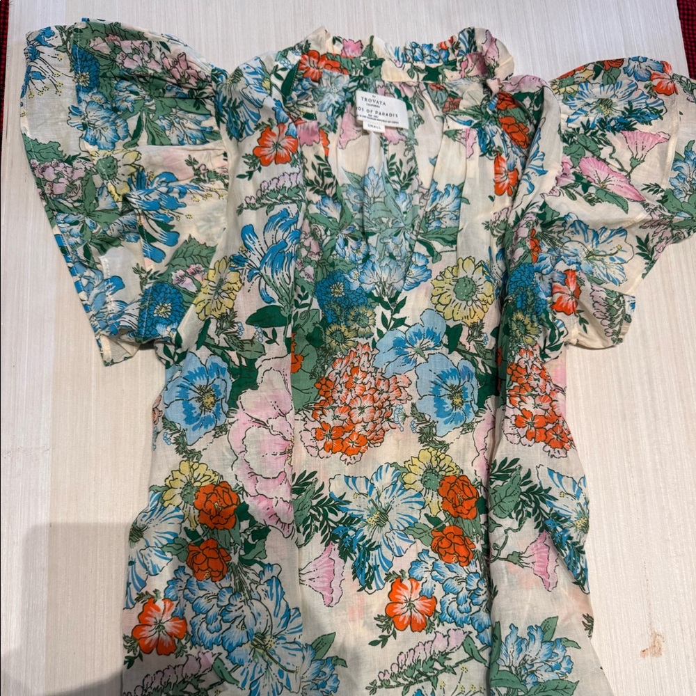 Floral light boxy blouse with ruffle sleeves.